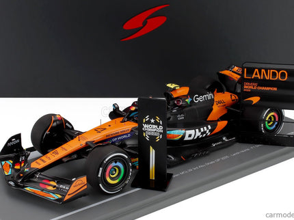 Mclaren F1 MCL39 Team Mclaren N°4 Majster Sveta 3. Miesto Abu Dhabi GP With Pit Board 2025 Lando Norris 1:18 Spark Model oranžová čierna