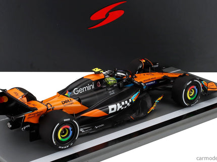 Mclaren F1 MCL39 Team Mclaren N°4 Majster Sveta 3. Miesto Abu Dhabi GP With Pit Board 2025 Lando Norris 1:18 Spark Model oranžová čierna