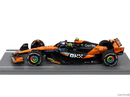 Mclaren F1 MCL39 Team Mclaren N°4 Majster Sveta 3. Miesto Abu Dhabi GP With Pit Board 2025 Lando Norris 1:18 Spark Model oranžová čierna