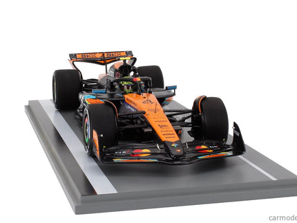 Mclaren F1 MCL39 Team Mclaren N°4 Majster Sveta 3. Miesto Abu Dhabi GP With Pit Board 2025 Lando Norris 1:18 Spark Model oranžová čierna