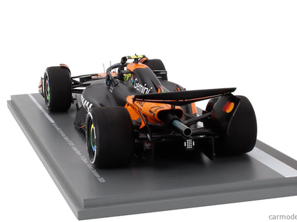 Mclaren F1 MCL39 Team Mclaren N°4 Majster Sveta 3. Miesto Abu Dhabi GP With Pit Board 2025 Lando Norris 1:18 Spark Model oranžová čierna