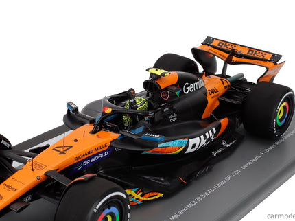 Mclaren F1 MCL39 Team Mclaren N°4 Majster Sveta 3. Miesto Abu Dhabi GP With Pit Board 2025 Lando Norris 1:18 Spark Model oranžová čierna