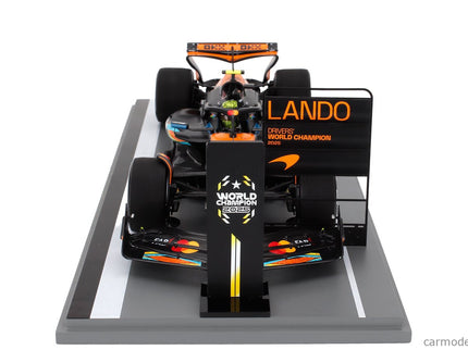 Mclaren F1 MCL39 Team Mclaren N°4 Majster Sveta 3. Miesto Abu Dhabi GP With Pit Board 2025 Lando Norris 1:18 Spark Model oranžová čierna