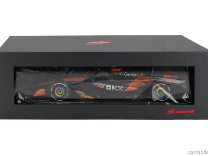 Mclaren F1 MCL39 Team Mclaren N°4 Majster Sveta 3. Miesto Abu Dhabi GP With Pit Board 2025 Lando Norris 1:18 Spark Model oranžová čierna