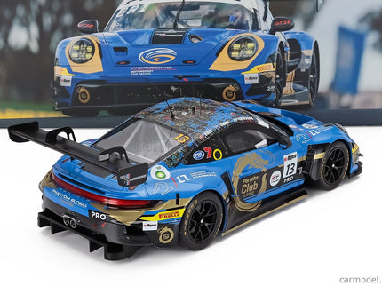 Porsche 911 992 GT3 R 4.2L Team Phantom Global Racing N°13 4. Miesto 12h Bathurst 2024 Jaxon Evans - Joel Eriksson - Thomas Preining 1:18 IXO Models modrá čierna zlatá