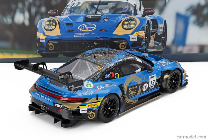 Porsche 911 992 GT3 R 4.2L Team Phantom Global Racing N°13 4. Miesto 12h Bathurst 2024 Jaxon Evans - Joel Eriksson - Thomas Preining 1:18 IXO Models modrá čierna zlatá
