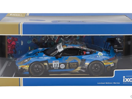 Porsche 911 992 GT3 R 4.2L Team Phantom Global Racing N°13 4. Miesto 12h Bathurst 2024 Jaxon Evans - Joel Eriksson - Thomas Preining 1:18 IXO Models modrá čierna zlatá