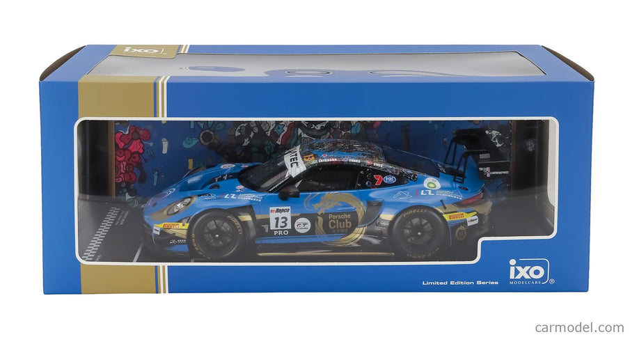Porsche 911 992 GT3 R 4.2L Team Phantom Global Racing N°13 4. Miesto 12h Bathurst 2024 Jaxon Evans - Joel Eriksson - Thomas Preining 1:18 IXO Models modrá čierna zlatá