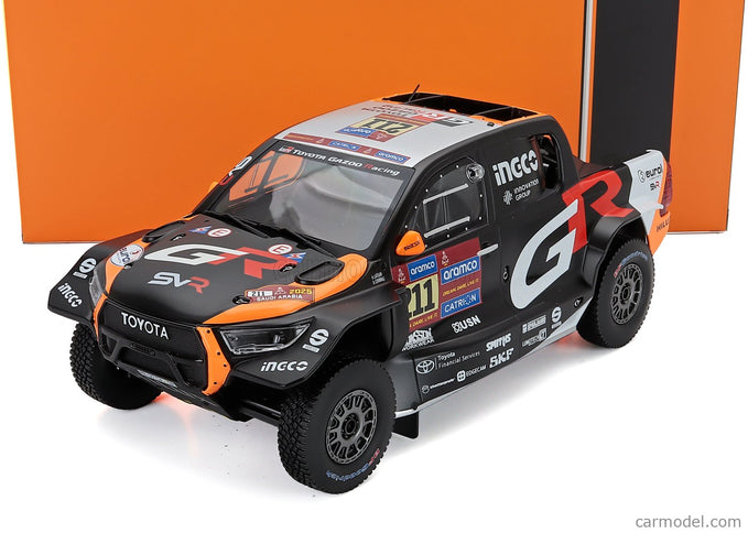 Toyota GR Dkr Hilux Team Toyota Gazoo Racing N°211 Rally Dakar 2025 Henk Lategan - Brett Cummings 1:18 IXO Models čierna oranžová červená