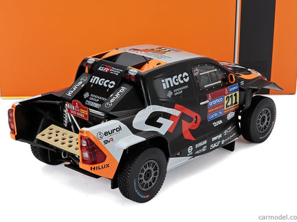 Toyota GR Dkr Hilux Team Toyota Gazoo Racing N°211 Rally Dakar 2025 Henk Lategan - Brett Cummings 1:18 IXO Models čierna oranžová červená