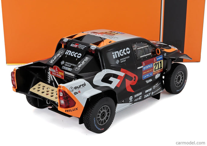 Toyota GR Dkr Hilux Team Toyota Gazoo Racing N°211 Rally Dakar 2025 Henk Lategan - Brett Cummings 1:18 IXO Models čierna oranžová červená