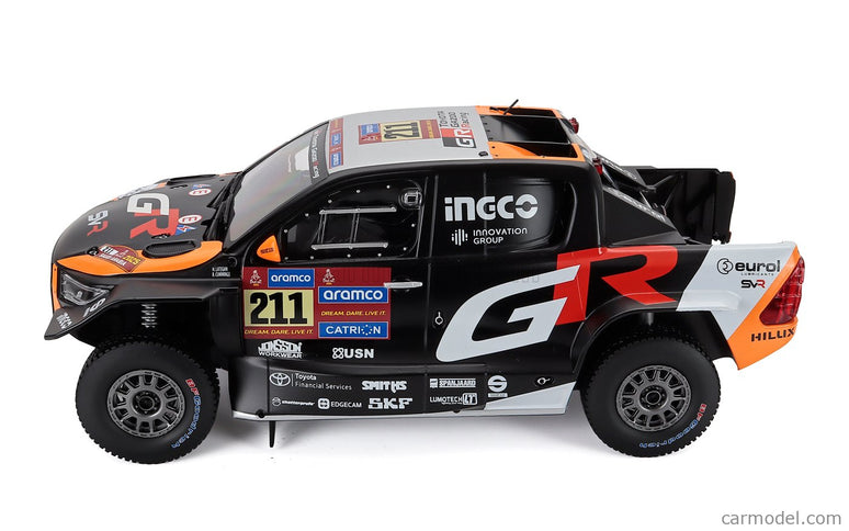 Toyota GR Dkr Hilux Team Toyota Gazoo Racing N°211 Rally Dakar 2025 Henk Lategan - Brett Cummings 1:18 IXO Models čierna oranžová červená