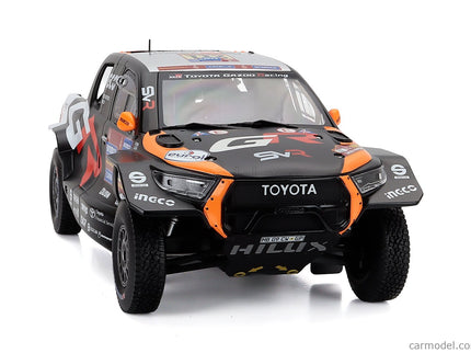 Toyota GR Dkr Hilux Team Toyota Gazoo Racing N°211 Rally Dakar 2025 Henk Lategan - Brett Cummings 1:18 IXO Models čierna oranžová červená