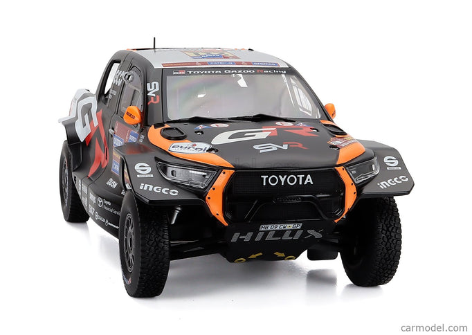 Toyota GR Dkr Hilux Team Toyota Gazoo Racing N°211 Rally Dakar 2025 Henk Lategan - Brett Cummings 1:18 IXO Models čierna oranžová červená
