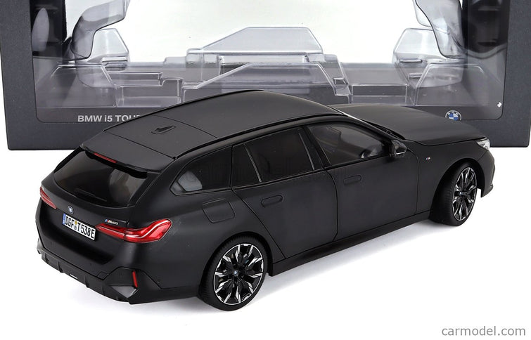 BMW 5-SERIES i5 M60 Touring (G99) SW Station Wagon 2024 1:18 Minichamps Frozen sivá
