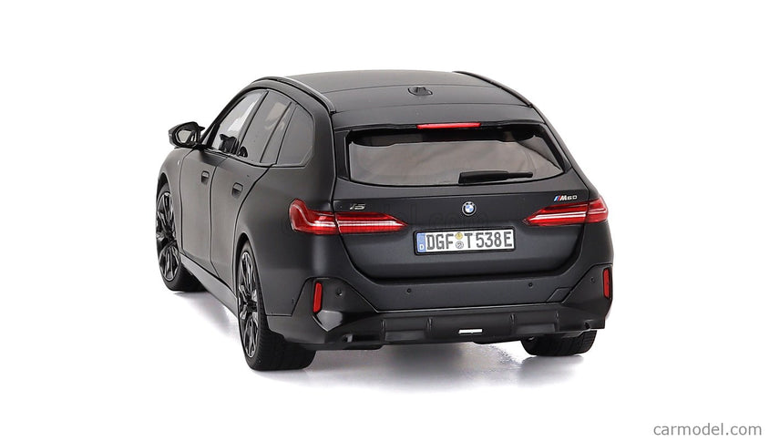BMW 5-SERIES i5 M60 Touring (G99) SW Station Wagon 2024 1:18 Minichamps Frozen sivá