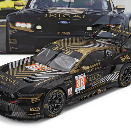 Ford Mustang GT3 Coyote 5.4L V8 Team Proton Competition N°88 3. Miesto LMGT3 Class 24h Le Mans 2024 Giorgio Roda - Mikkel Overgaard Pedersen - Dennis Olsen 1:18 IXO Models čierna zlatá