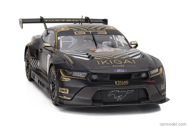 Ford Mustang GT3 Coyote 5.4L V8 Team Proton Competition N°88 3. Miesto LMGT3 Class 24h Le Mans 2024 Giorgio Roda - Mikkel Overgaard Pedersen - Dennis Olsen 1:18 IXO Models čierna zlatá