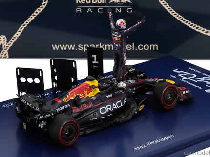 Red Bull F1 RB21 Team Oracle Red Bull Racing N°1 Víťaz USA GP (with Pit Board Super Max! 75 Wins) 2025 Max Verstappen 1:43 Spark Model modrá žltá červená
