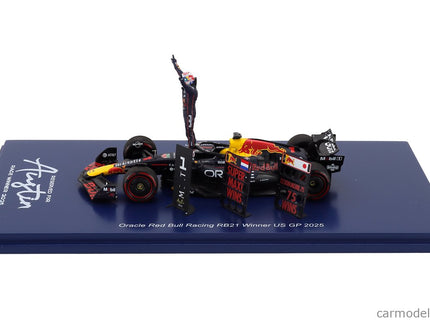 Red Bull F1 RB21 Team Oracle Red Bull Racing N°1 Víťaz USA GP (with Pit Board Super Max! 75 Wins) 2025 Max Verstappen 1:43 Spark Model modrá žltá červená