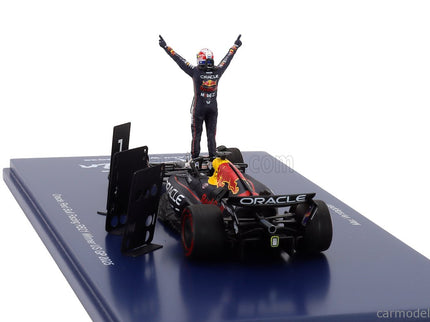 Red Bull F1 RB21 Team Oracle Red Bull Racing N°1 Víťaz USA GP (with Pit Board Super Max! 75 Wins) 2025 Max Verstappen 1:43 Spark Model modrá žltá červená