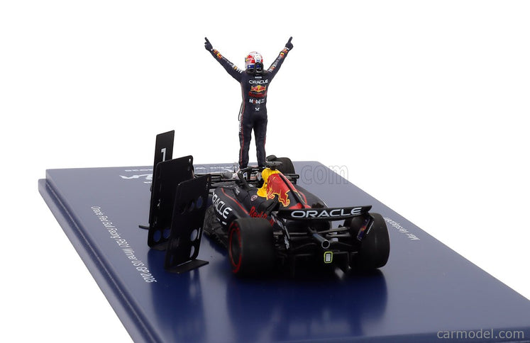 Red Bull F1 RB21 Team Oracle Red Bull Racing N°1 Víťaz USA GP (with Pit Board Super Max! 75 Wins) 2025 Max Verstappen 1:43 Spark Model modrá žltá červená