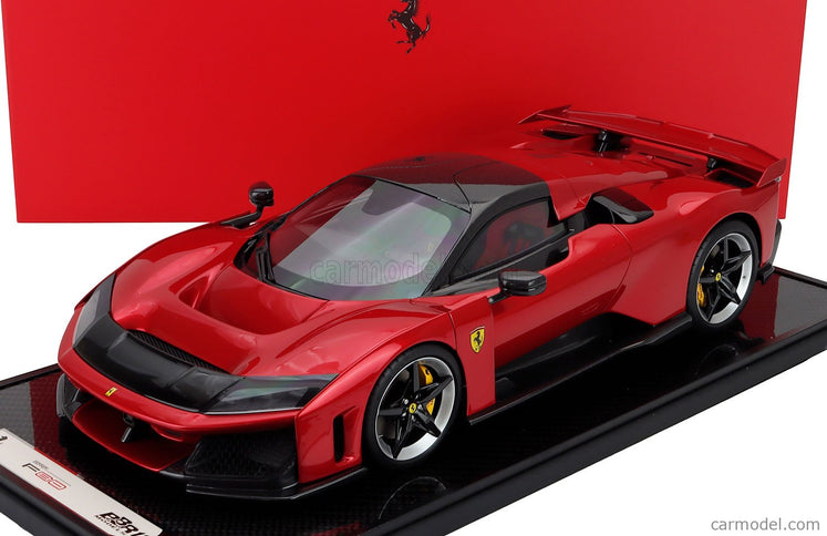 Ferrari F80 2024 - Carbon Silver Disky - Italian Stripes 1:12 BBR Models červená Supercar - červená metalická