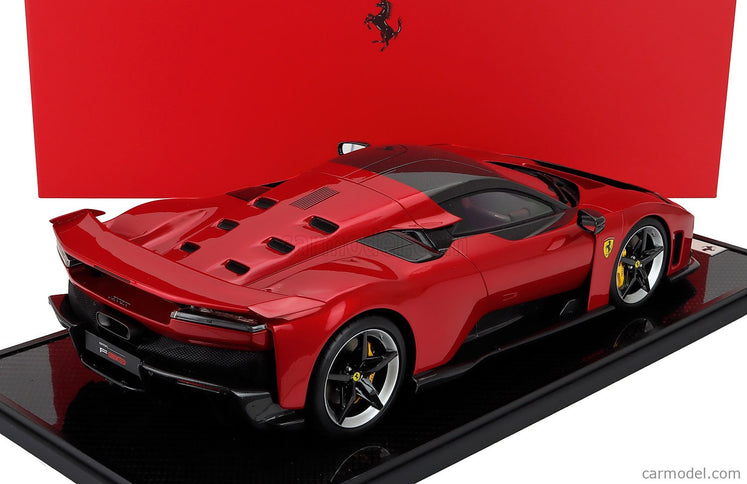 Ferrari F80 2024 - Carbon Silver Disky - Italian Stripes 1:12 BBR Models červená Supercar - červená metalická