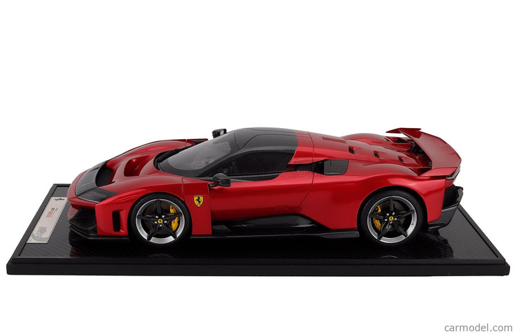Ferrari F80 2024 - Carbon Silver Disky - Italian Stripes 1:12 BBR Models červená Supercar - červená metalická