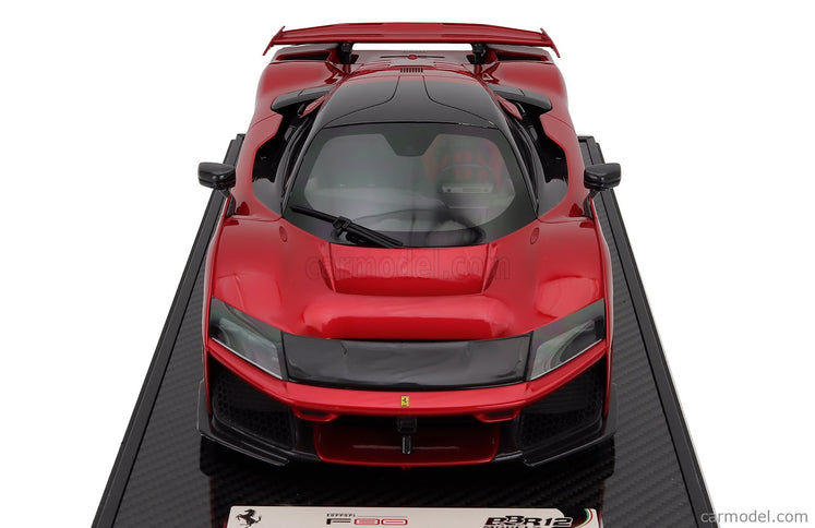 Ferrari F80 2024 - Carbon Silver Disky - Italian Stripes 1:12 BBR Models červená Supercar - červená metalická
