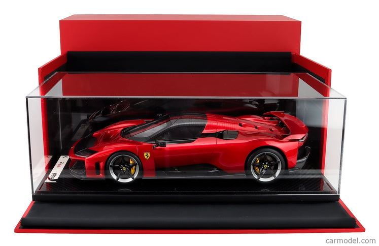 Ferrari F80 2024 - Carbon Silver Disky - Italian Stripes 1:12 BBR Models červená Supercar - červená metalická