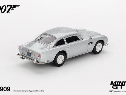 ASTON MARTIN DB5 Casino Royale 1:64 MINI GT strieborná