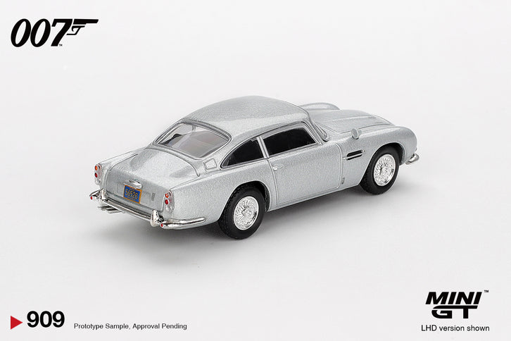 ASTON MARTIN DB5 Casino Royale 1:64 MINI GT strieborná