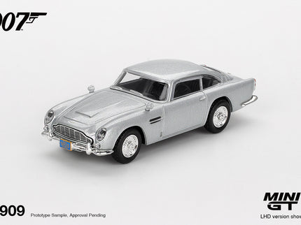 ASTON MARTIN DB5 Casino Royale 1:64 MINI GT strieborná