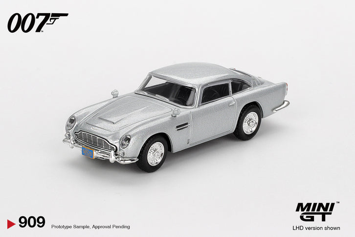 ASTON MARTIN DB5 Casino Royale 1:64 MINI GT strieborná