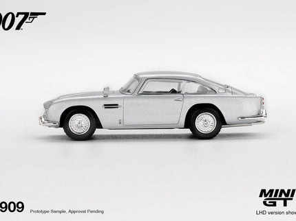 ASTON MARTIN DB5 Casino Royale 1:64 MINI GT strieborná